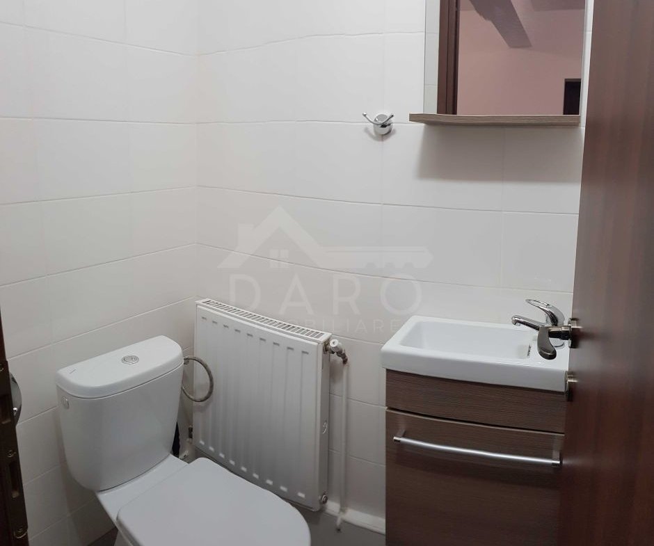 Închiriez apartament 4 camere zona rezidențială