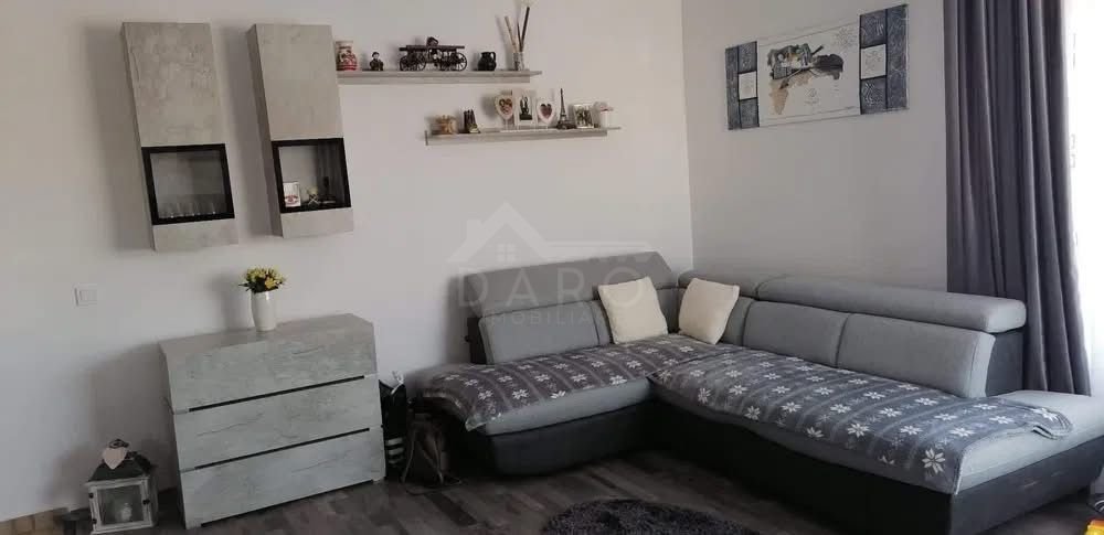 Închiriez apartament 2 camere + loc de parcare