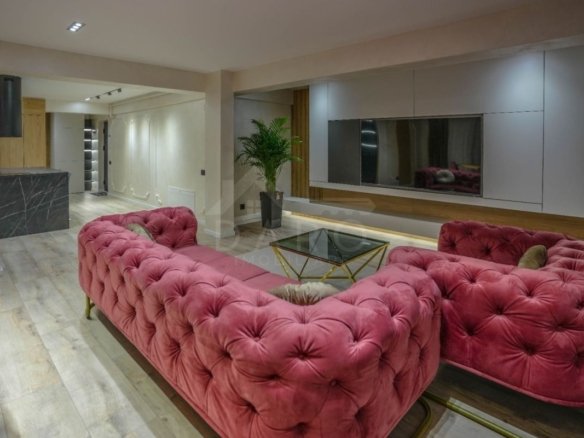 Penthouse de închiriat .