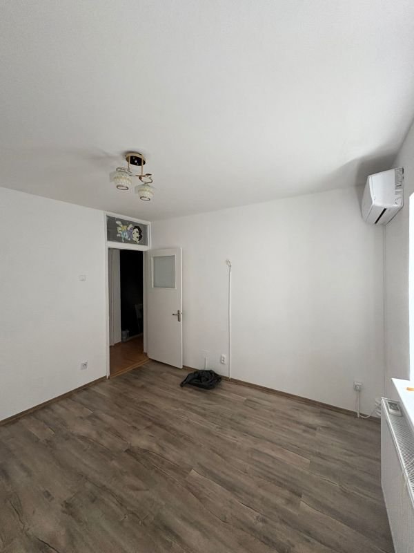 De inchiriat apartament cu 2 camere nemobilat, I. C. Frimu, etaj 3, 300 Eur