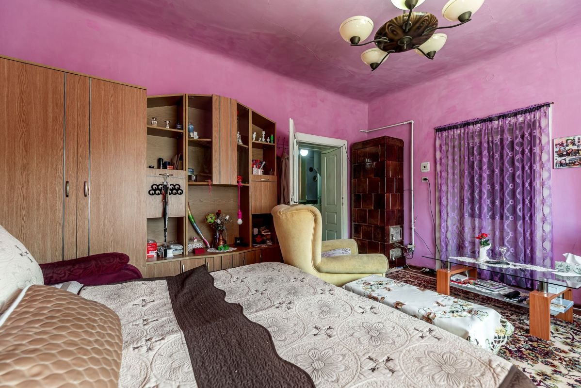 13b1aa4d8abd4617a5475fbcbde7940c Casa 3 camere, bucatarie si baie, in zona centrala din Chisineu-Cris