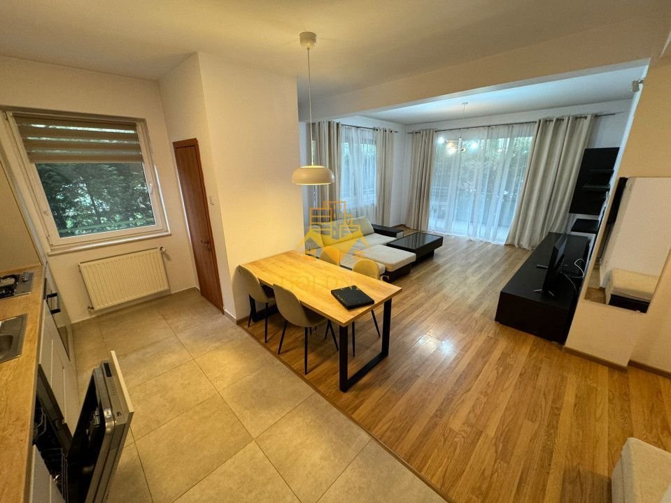 2 camere, Andrei Muresanu, Grand Hotel Italia, Trifoiului, Parcare