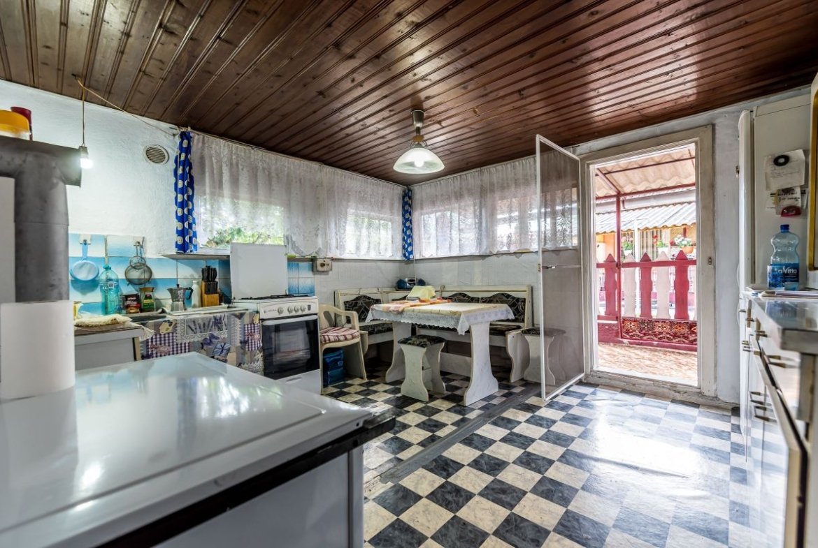 Casa 3 camere, bucatarie si baie, in zona centrala din Chisineu-Cris