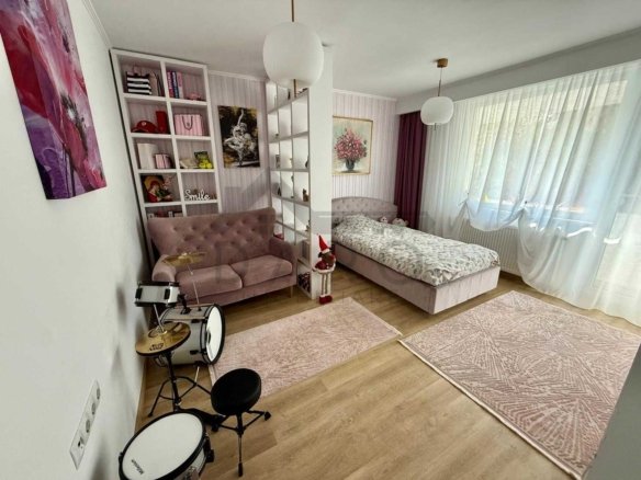 Apartament cu 2 camere, decomandat, etajul 3, complet renovat, ideal pentru locuit sau investiție, situat in cartierul Tudor, str Moldovei.