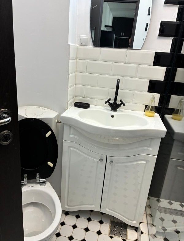 Inchiriez apartament 2 camere  Prelungirea Ghencea cu loc de parcare.