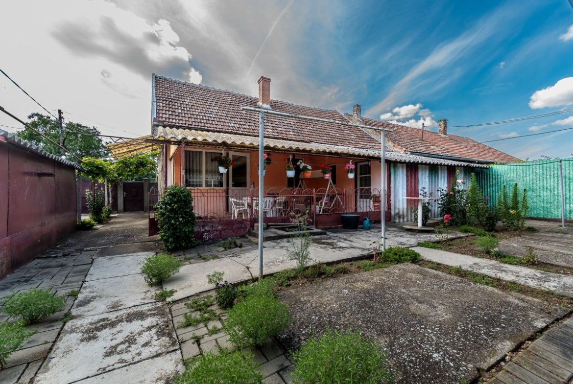 Casa 3 camere, bucatarie si baie, in zona centrala din Chisineu-Cris