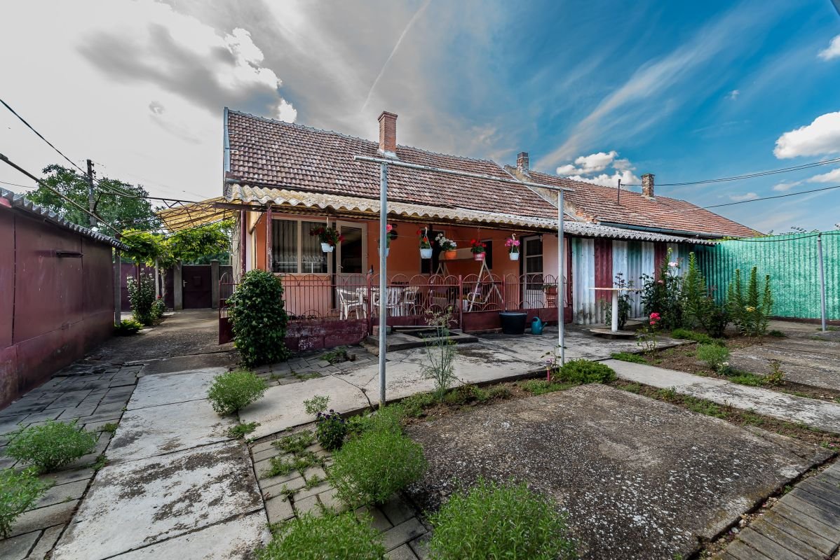 368107562a3d4af28ed60f934345f9e4 Casa 3 camere, bucatarie si baie, in zona centrala din Chisineu-Cris