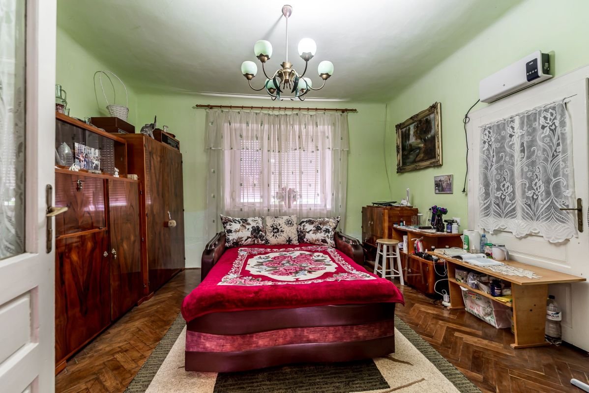 39b8f28246944c408f8e608dd9f443db-1 Casa 3 camere, bucatarie si baie, in zona centrala din Chisineu-Cris