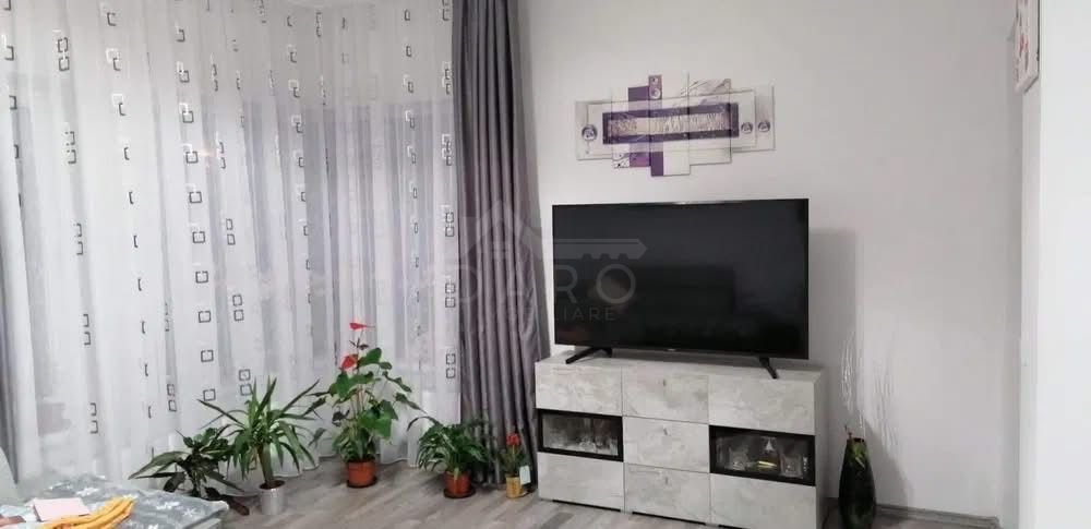 Închiriez apartament 2 camere + loc de parcare