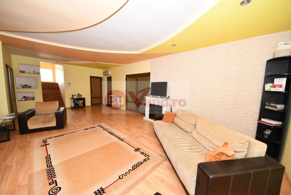 Vila spatioasa, pretabil pentru locuit/clinica, zona Micro 17 – Galati