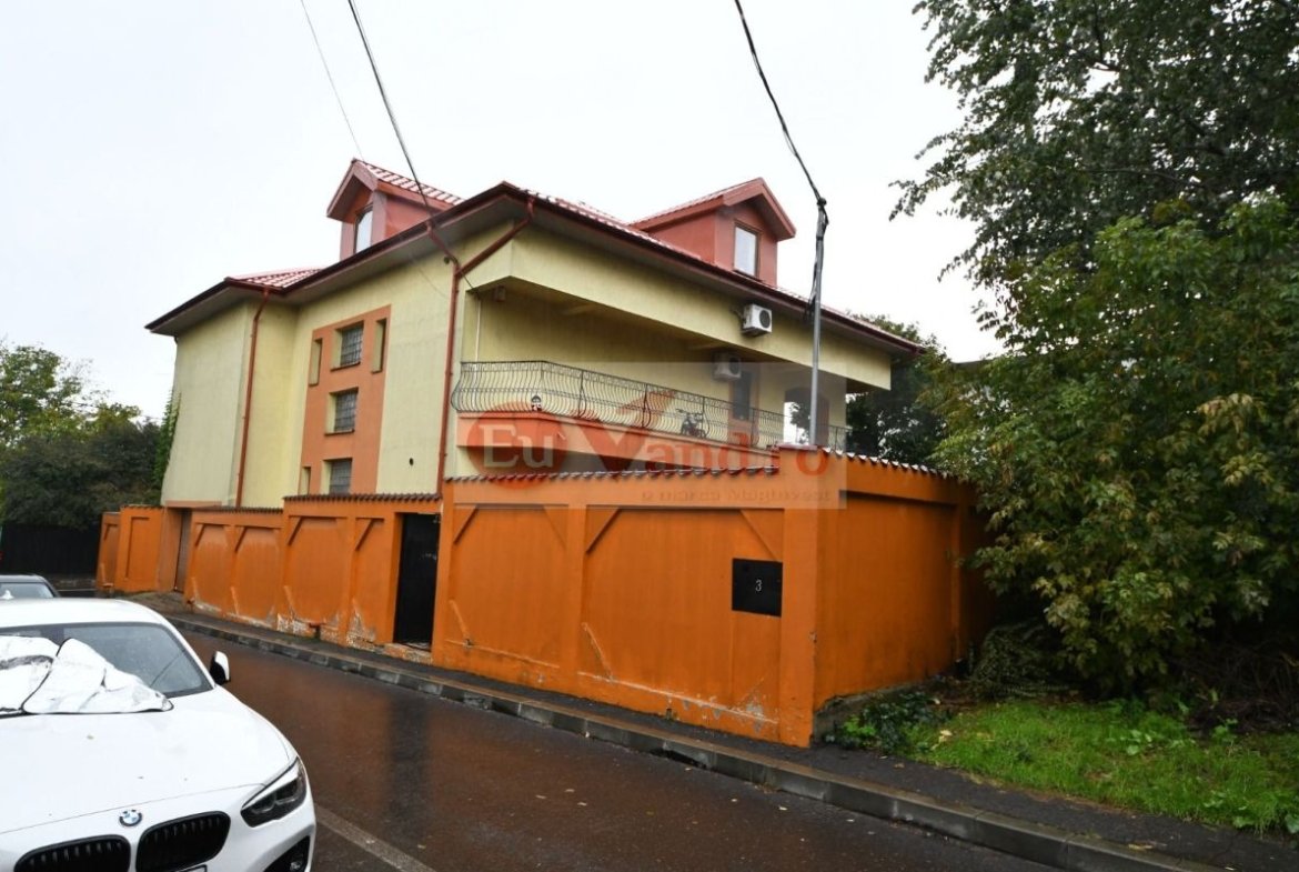 Vila spatioasa, pretabil pentru locuit/clinica, zona Micro 17 – Galati
