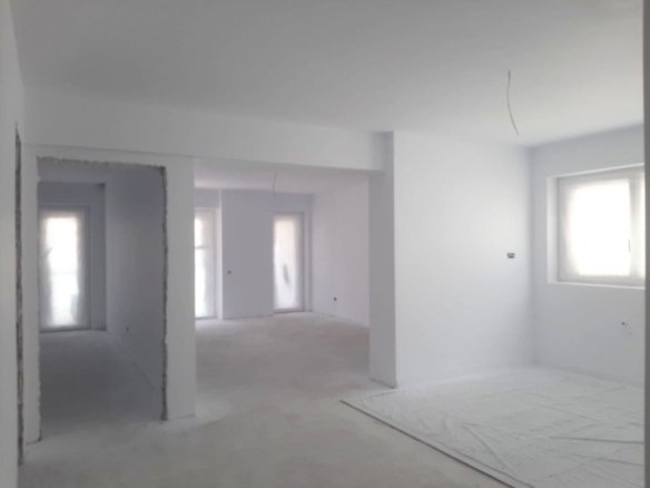 Apartament 3 camere 82 mp + 2 terase de 24 mp zona rezidentiala aerisita