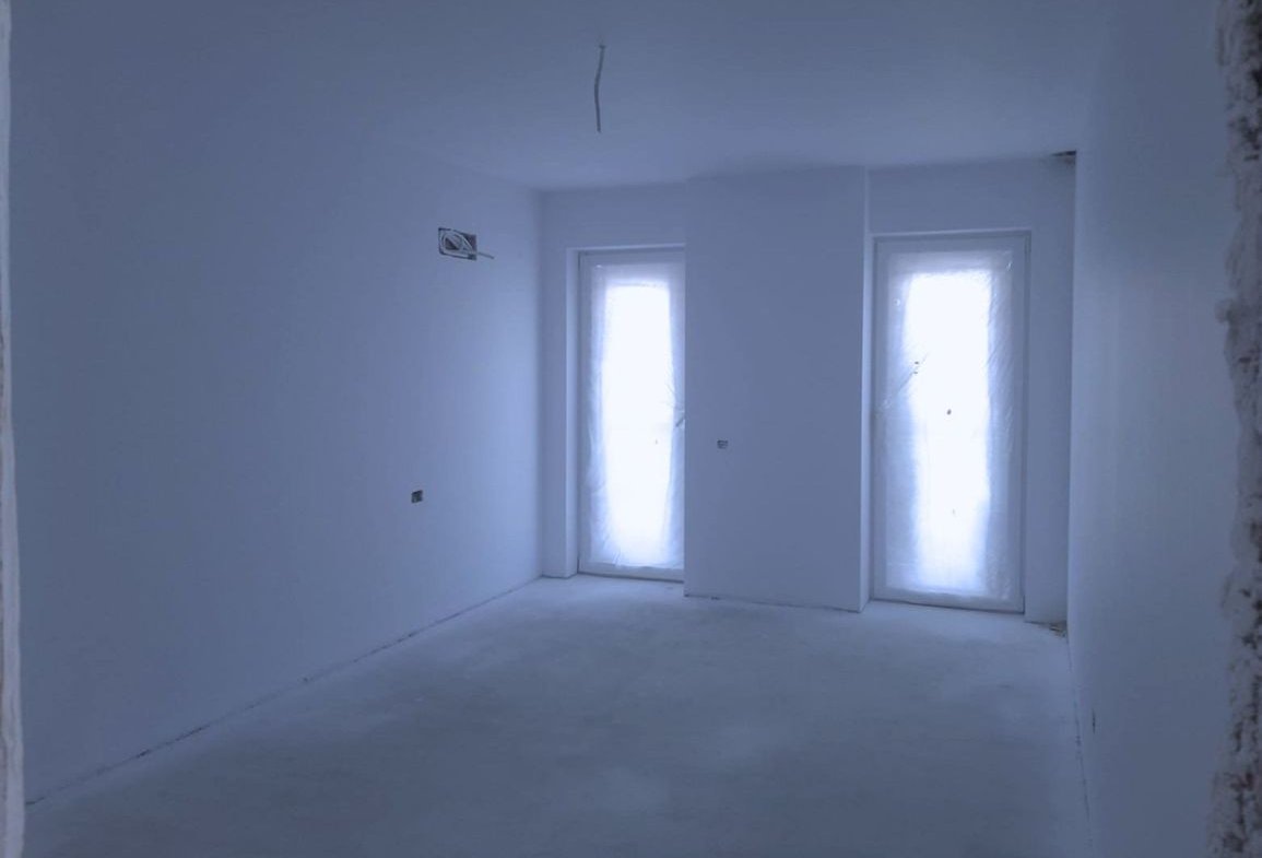 Apartament 3 camere 82 mp + 2 terase de 24 mp zona rezidentiala aerisita