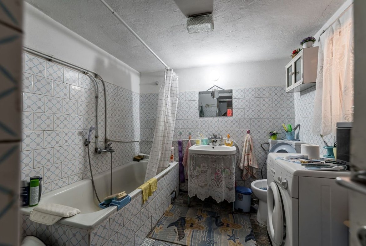 Casa 3 camere, bucatarie si baie, in zona centrala din Chisineu-Cris
