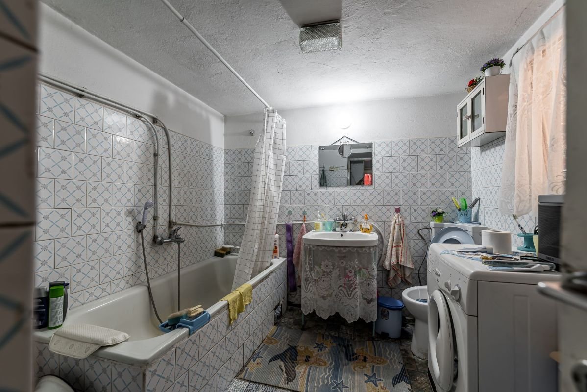 7304287910264bb996d390e09f747dd4 Casa 3 camere, bucatarie si baie, in zona centrala din Chisineu-Cris