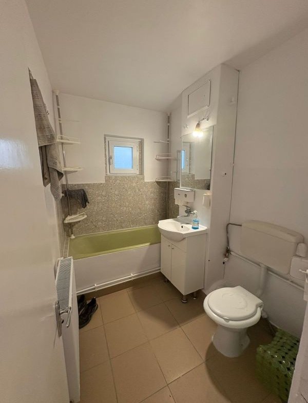 De inchiriat apartament cu 2 camere nemobilat, I. C. Frimu, etaj 3, 300 Eur