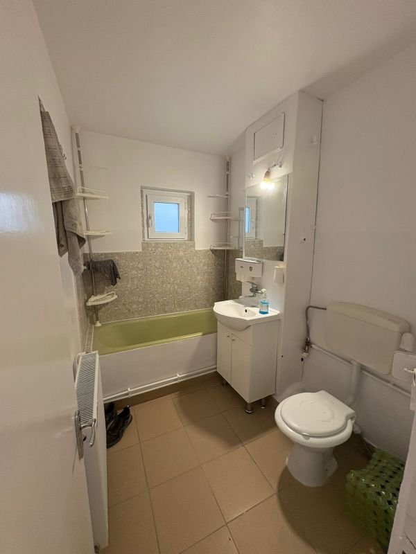 De inchiriat apartament cu 2 camere nemobilat, I. C. Frimu, etaj 3, 300 Eur