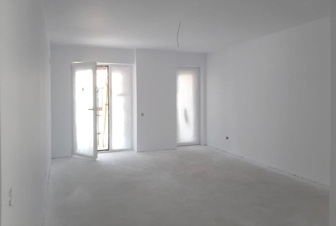 Apartament 3 camere 82 mp + 2 terase de 24 mp zona rezidentiala aerisita