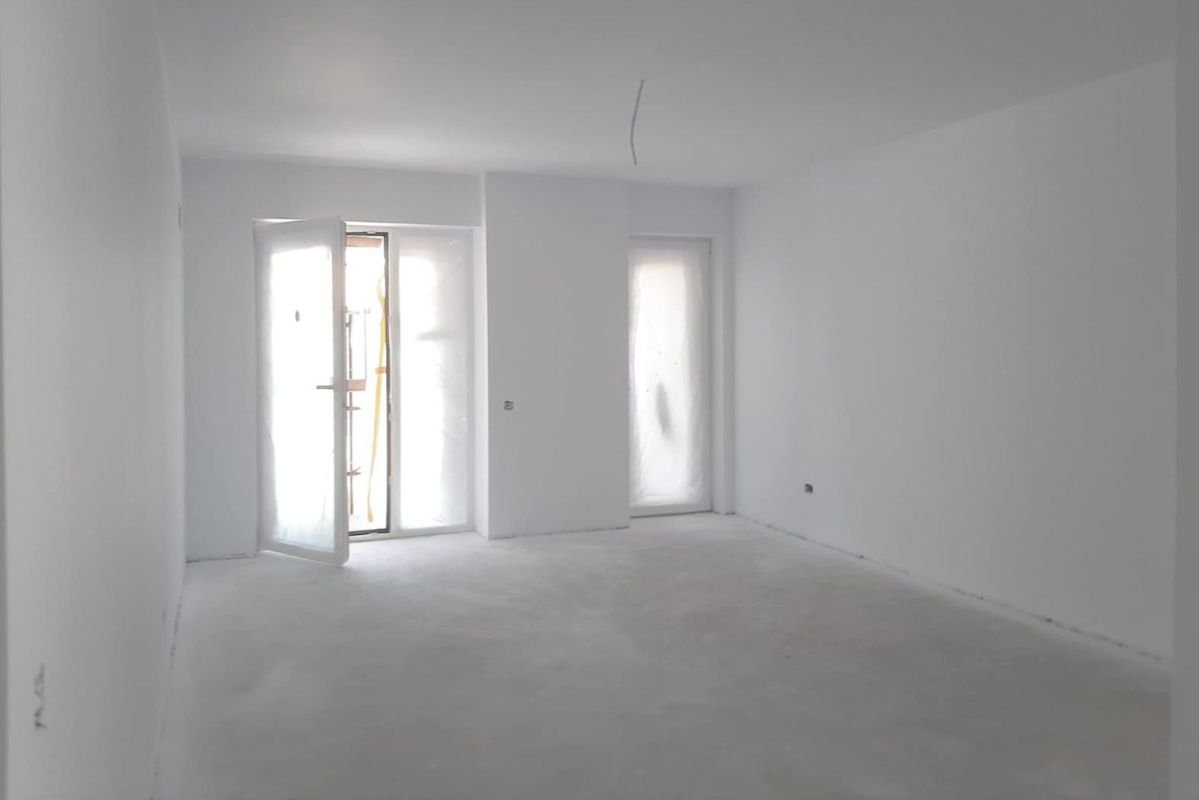 Apartament 3 camere 82 mp + 2 terase de 24 mp zona rezidentiala aerisita