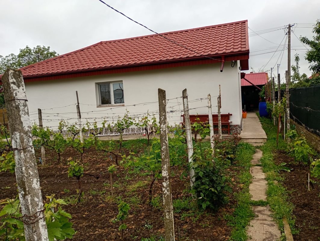 7f00cf959b8941aab9c64b866b2c0481 Casă 3 camere, în Tulucești