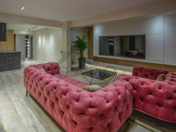 Penthouse de închiriat .