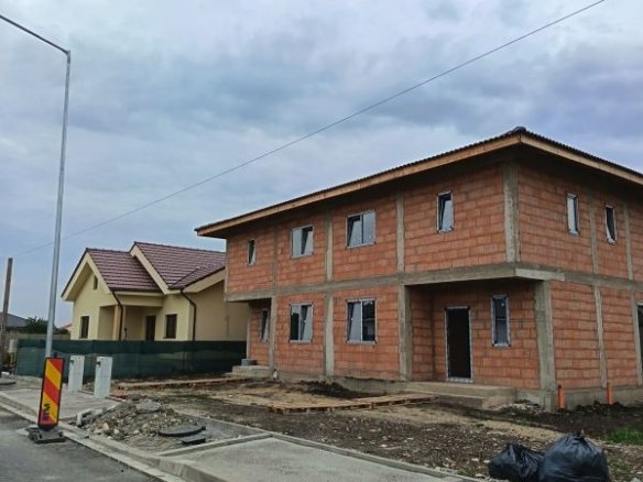Jumătate de duplex cu interior la gri de vânzare în Giarmata Vii
