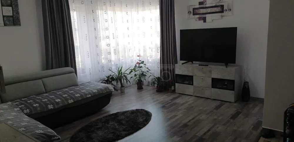 Închiriez apartament 2 camere + loc de parcare