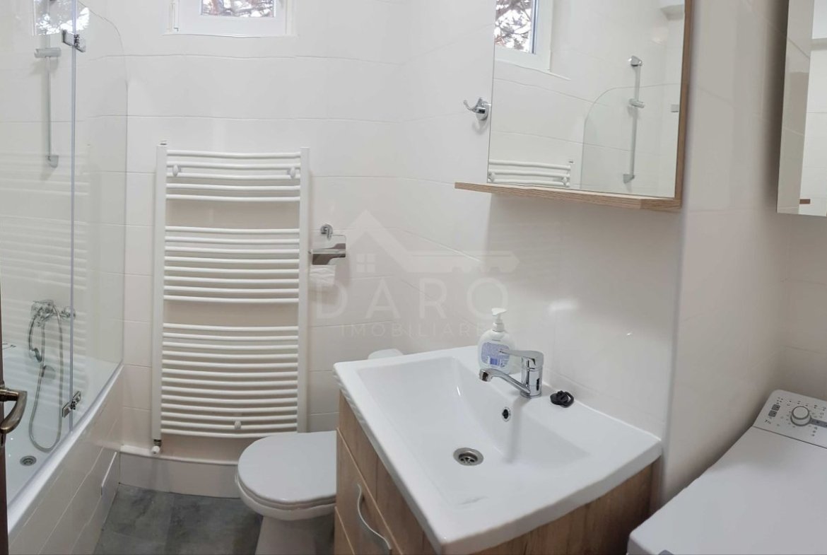Închiriez apartament 4 camere zona rezidențială