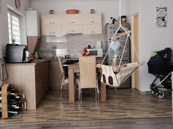 Închiriez apartament 2 camere + loc de parcare