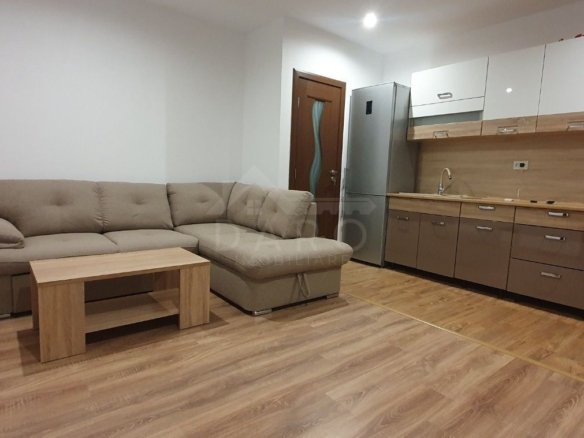 Inchiriez apartament cu doua camere, zona centrala