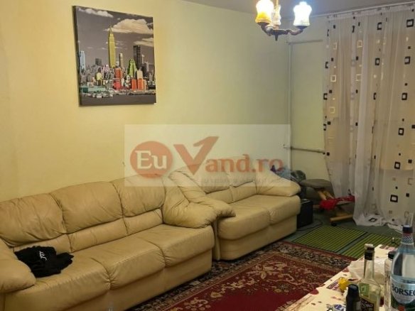 De vanzare apartament 3 camere Micro 16, etaj 4/4, 64.000 euro
