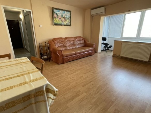 Apartament spațios cu două camere, etajul 4 cu acoperiș.