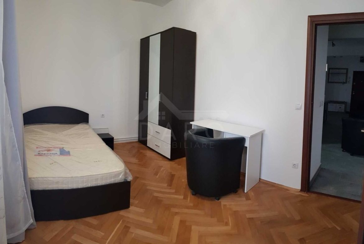 Închiriez apartament 4 camere zona rezidențială