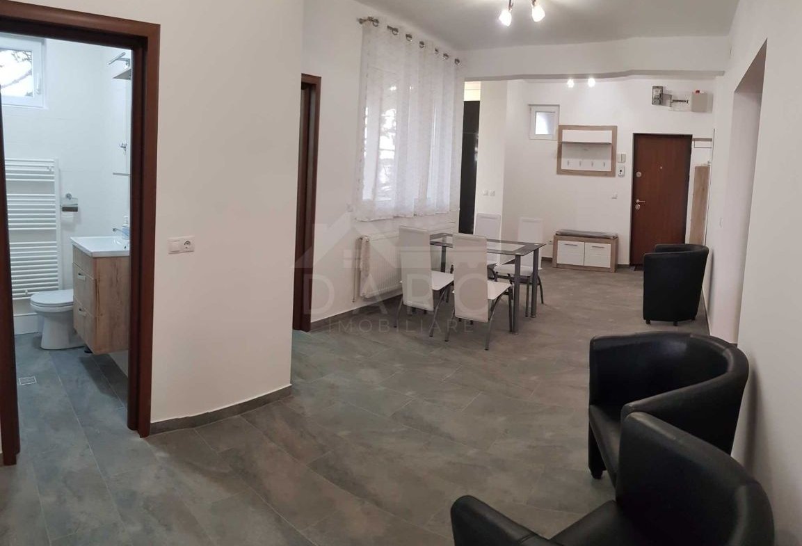 Închiriez apartament 4 camere zona rezidențială