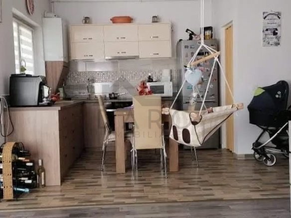 Închiriez apartament 2 camere + loc de parcare