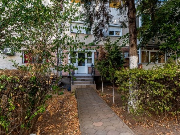 Apartament 4 camere la parter, acces direct din stradă in Micalaca