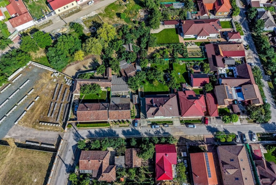 Casa 3 camere, bucatarie si baie, in zona centrala din Chisineu-Cris