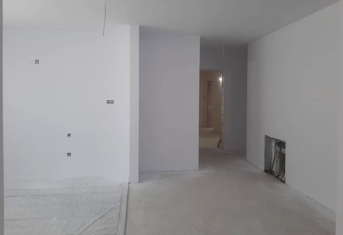Apartament 3 camere 82 mp + 2 terase de 24 mp zona rezidentiala aerisita
