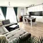 Un apartament în care priveliștea către Tâmpa face parte din experiența de zi cu