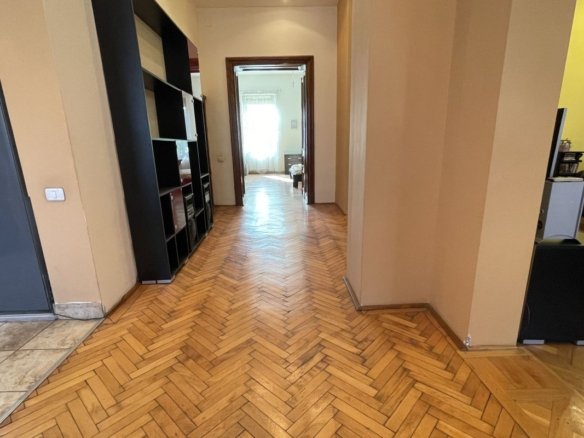Apartament spatios de vanzare intr-o cladire istorica