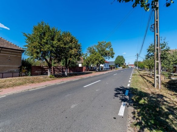 Teren si front stradal generos pretabil pentru dezvoltare rezidentiala