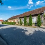 Casa 3 camere, bucatarie si baie, in zona centrala din Chisineu-Cris