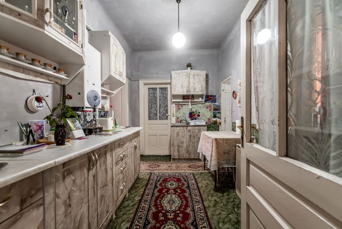 Casa 3 camere, bucatarie si baie, in zona centrala din Chisineu-Cris