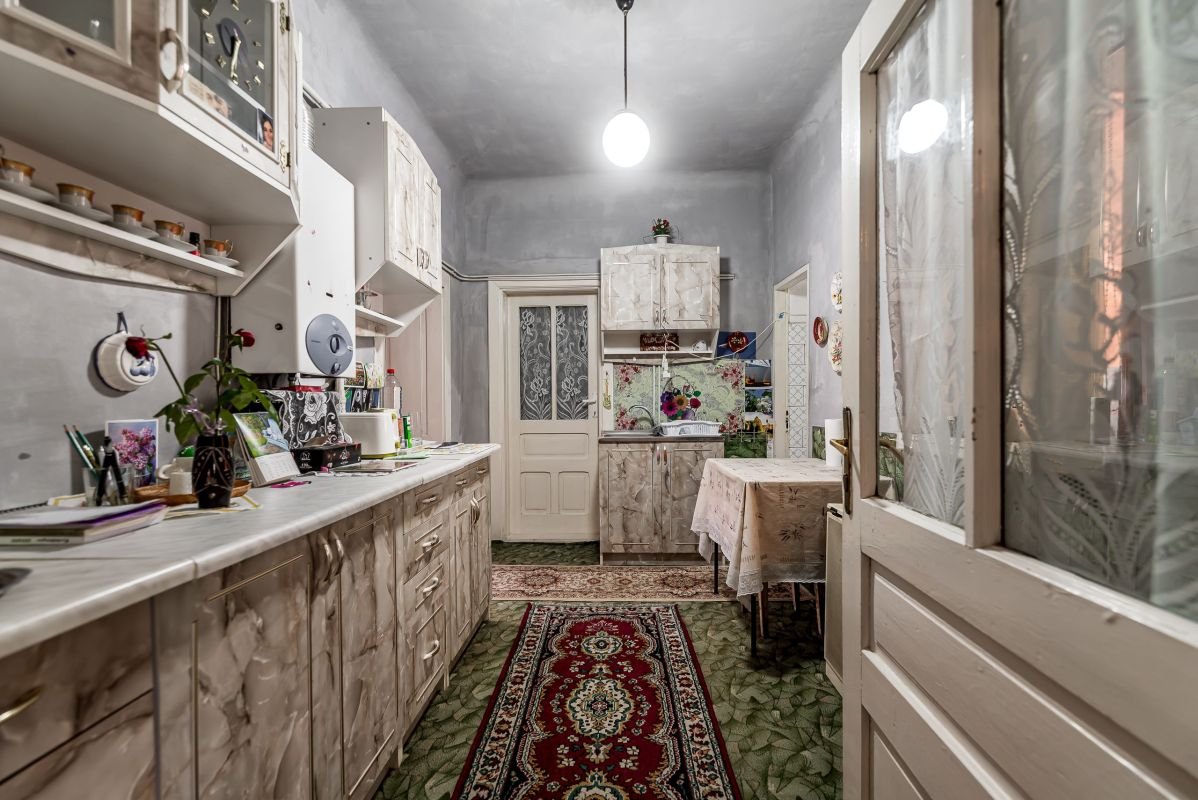 e56b34794ef34acfab1661f6d5e43e44 Casa 3 camere, bucatarie si baie, in zona centrala din Chisineu-Cris