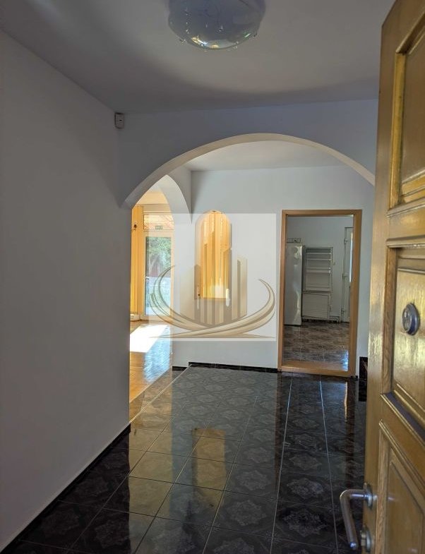 Vilă pentru Activități Comercia –5 Camere, Curte500 MP – Zona Aradului