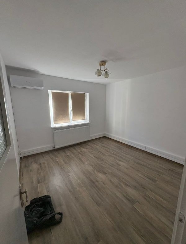 De inchiriat apartament cu 2 camere nemobilat, I. C. Frimu, etaj 3, 300 Eur