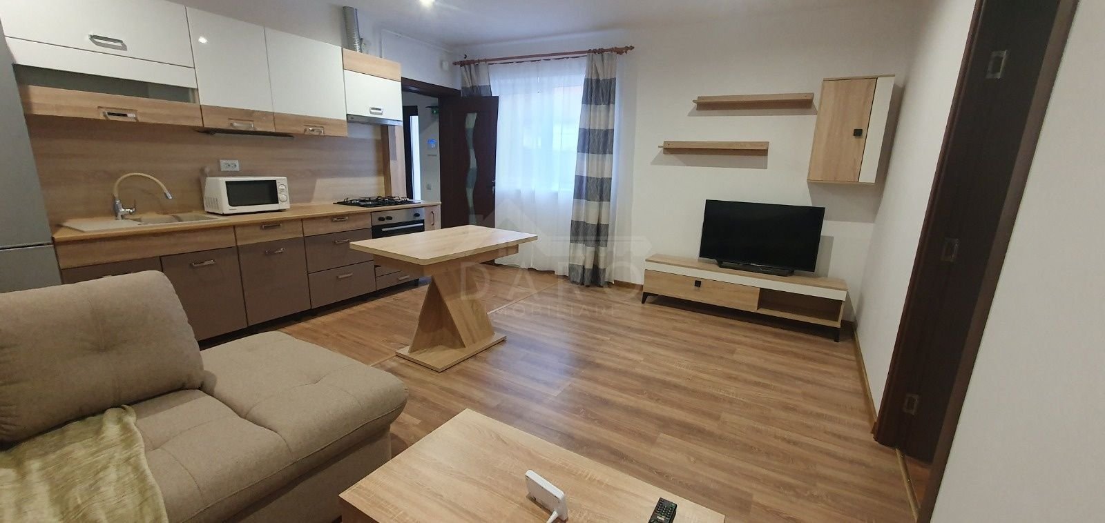 Inchiriez apartament cu doua camere, zona centrala