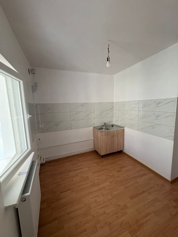 De inchiriat apartament cu 2 camere nemobilat, I. C. Frimu, etaj 3, 300 Eur