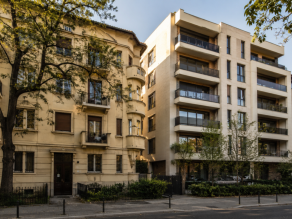 Comparație între o clădire cu apartamente vechi și un bloc rezidențial nou