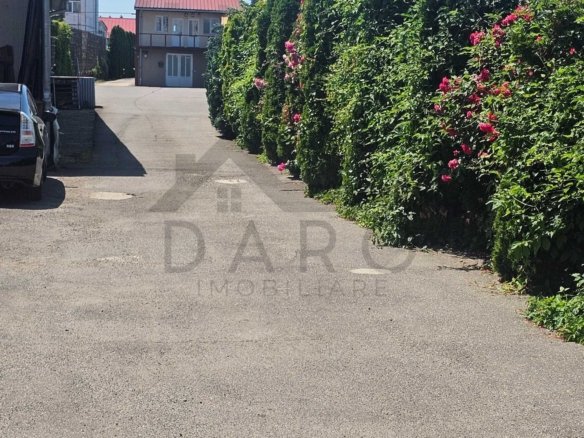 De închiriat spatiù comercial